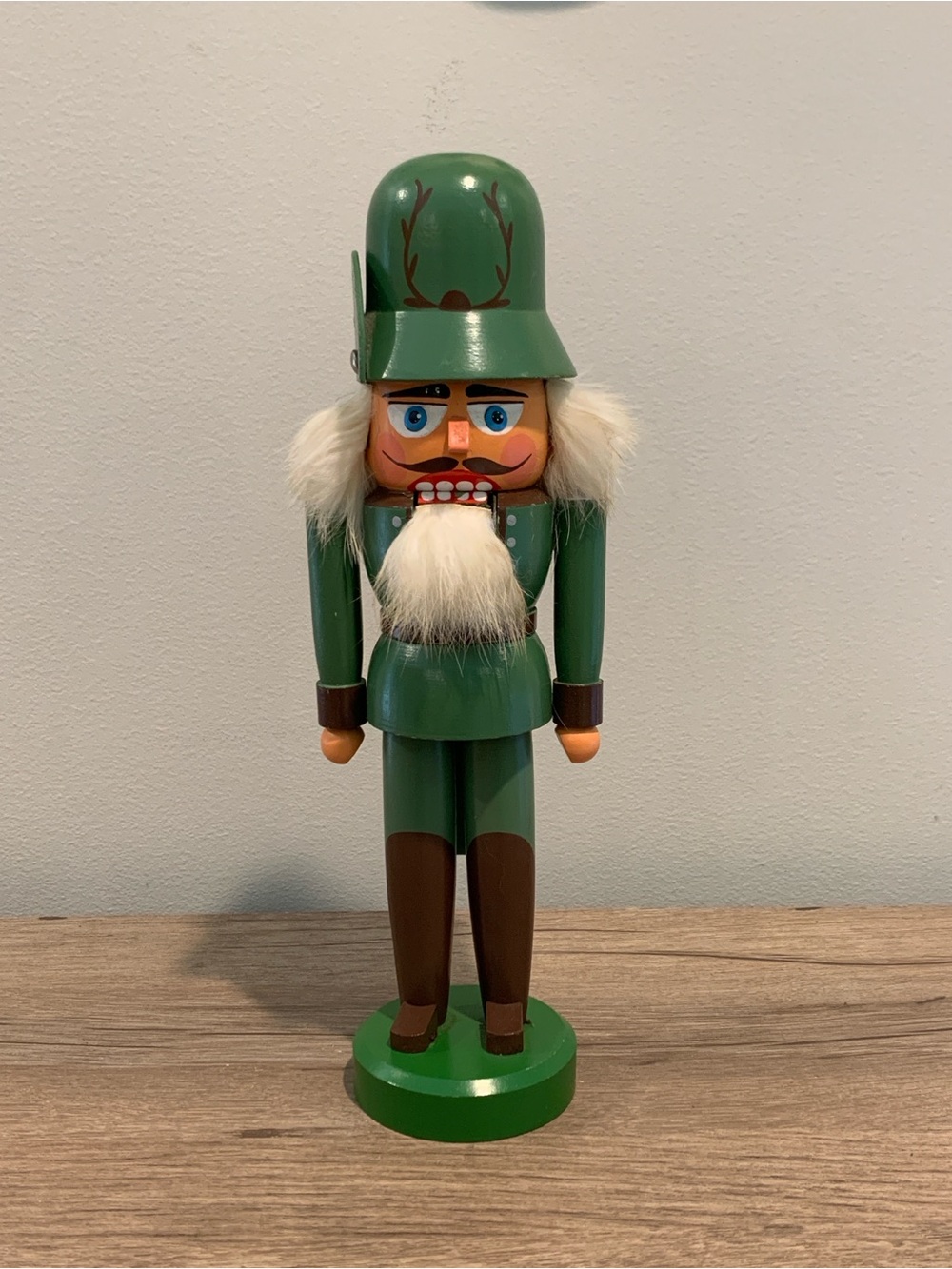 Vintage GDR German Nutcracker Hunter VEB Hodrewa Rothenthal Green 11” Erzgebirge